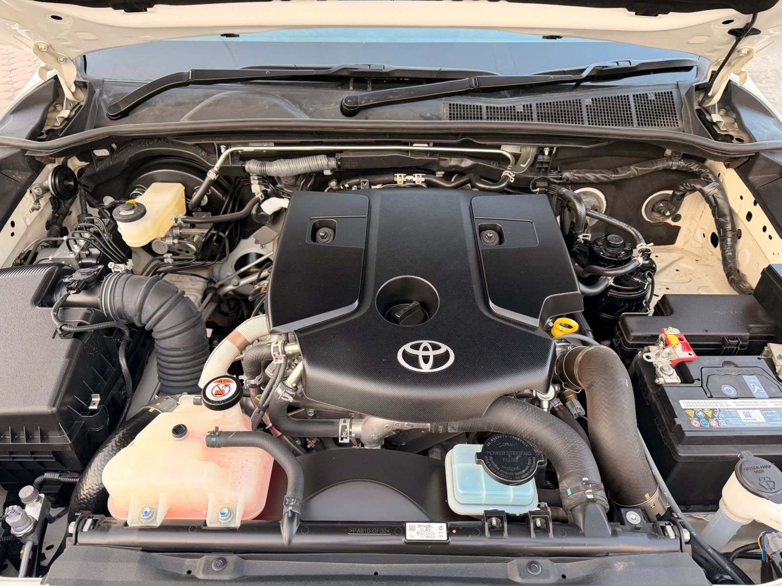 Toyota Hilux SR5 2024 White image